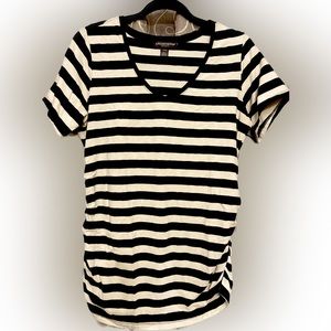 A Pea in the Pod short sleeve maternity tee shirt. Size Large